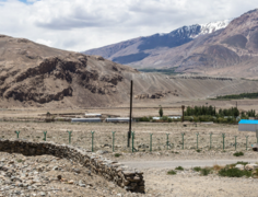 صورة من الخارج للقاعدة التي تأوي الفصيلة 118 إشكاشم الحدودية. وتعمل كمركز تدريب، وتعد المحور المركزي لستة مواقع حدودية في المنطقة.