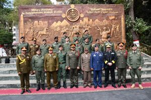 صدام حفتر مع قادة الأكاديمية العسكرية للدراسات العليا والاستراتيجية المصرية (7 مارس 2024)