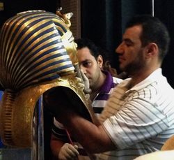 لصق ذقن قناع توت عنخ آمون