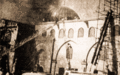 الدخان يتصاعد من المسجد